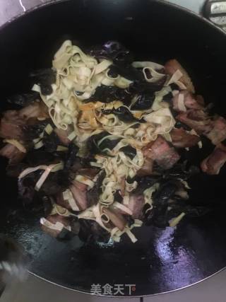 Stir-fried Pork Belly with Bean Skin and Fungus recipe