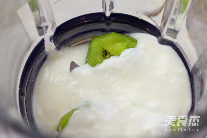 Kiwi Yogurt Smoothie recipe