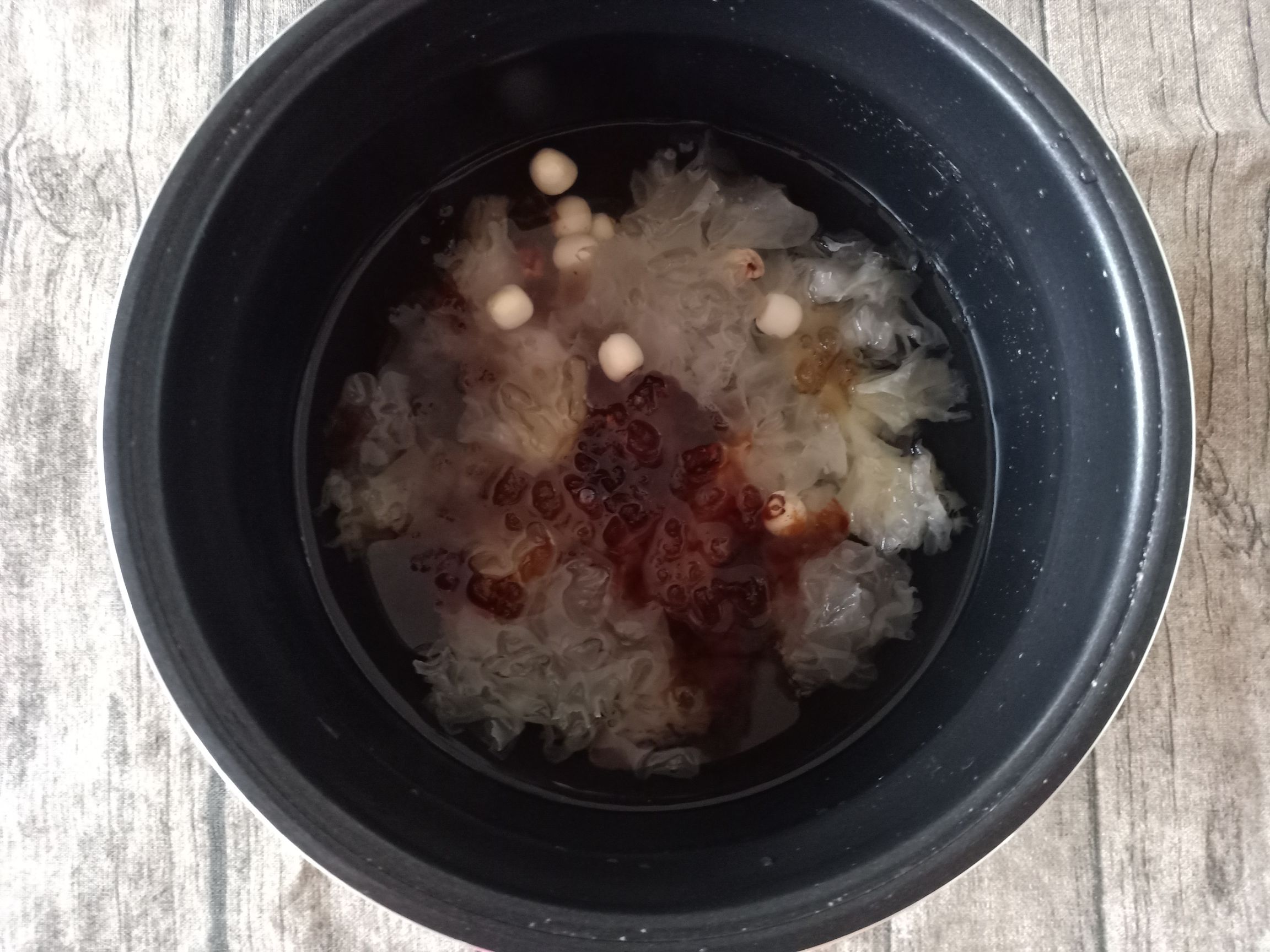 Peach Gum, Lotus Seed and White Fungus Soup (beauty and Beauty) recipe