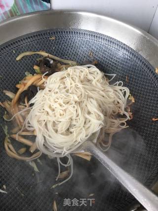 Fried Noodles with King Pleurotus and Sea Cucumber recipe