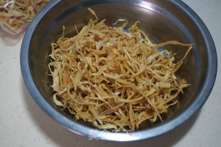 [jiangxi] Bamboo Shoot Skin Mixed with Red Oil recipe