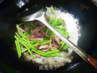 Stir-fried Chrysanthemum Stem with Bacon recipe