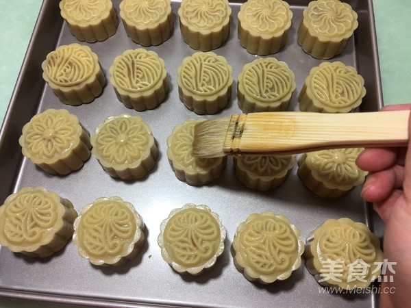 Mooncake with Lotus Seed Paste and Salted Egg Yolk (cantonese Style) recipe