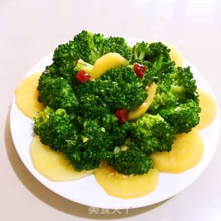 Garlic Broccoli Potato Chips recipe