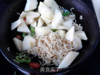 Stir-fried Instant Noodles with Sesame and Apple recipe