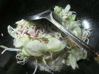 Lean Pork Shreds and Mung Bean Sprouts Stir-fried Night Blossoms recipe