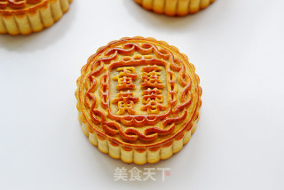 Private Recipes are Open-cantonese-style Lotus Paste Egg Yolk Mooncakes recipe