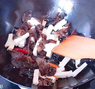 Stir-fried Fungus with Chives and Tofu recipe