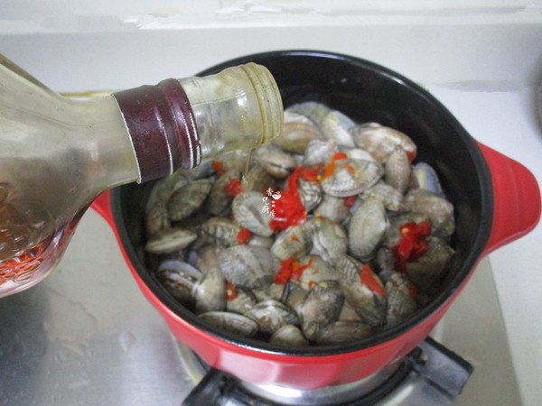 Clams with Minced Meat and Vermicelli in Clay Pot recipe