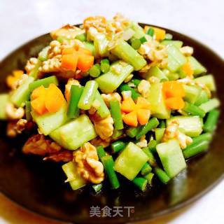 Cucumber with Walnuts and Garlic Moss recipe