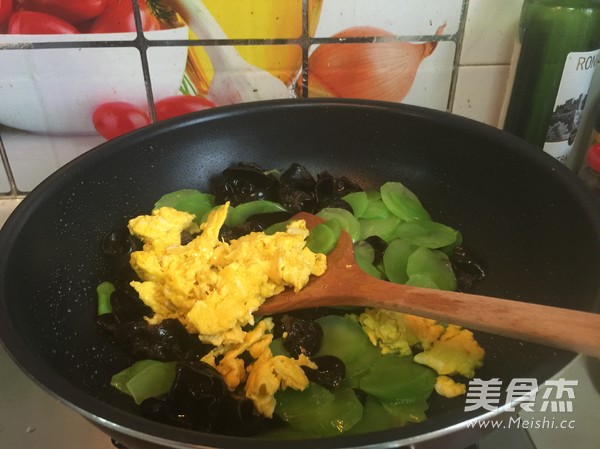 Scrambled Eggs with Black Fungus and Lettuce recipe