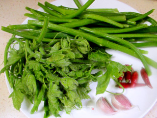 Stir-fried Pumpkin Vine with Dried Red Peppers recipe