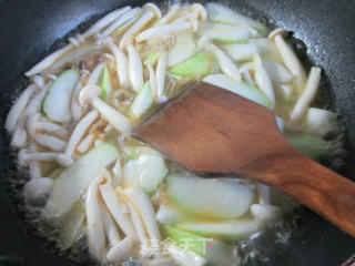 Mustard Shredded White Jade Mushroom Boiled to Bloom at Night recipe