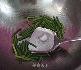 Stir-fried Krill with Garlic Sprouts recipe