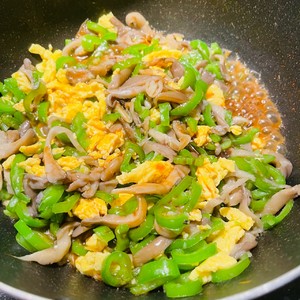 Scrambled Eggs with Oyster Mushroom and Pepper recipe