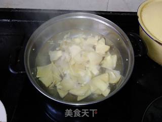 #团圆饭# Squid Fried Horseshoe Bamboo Shoots recipe