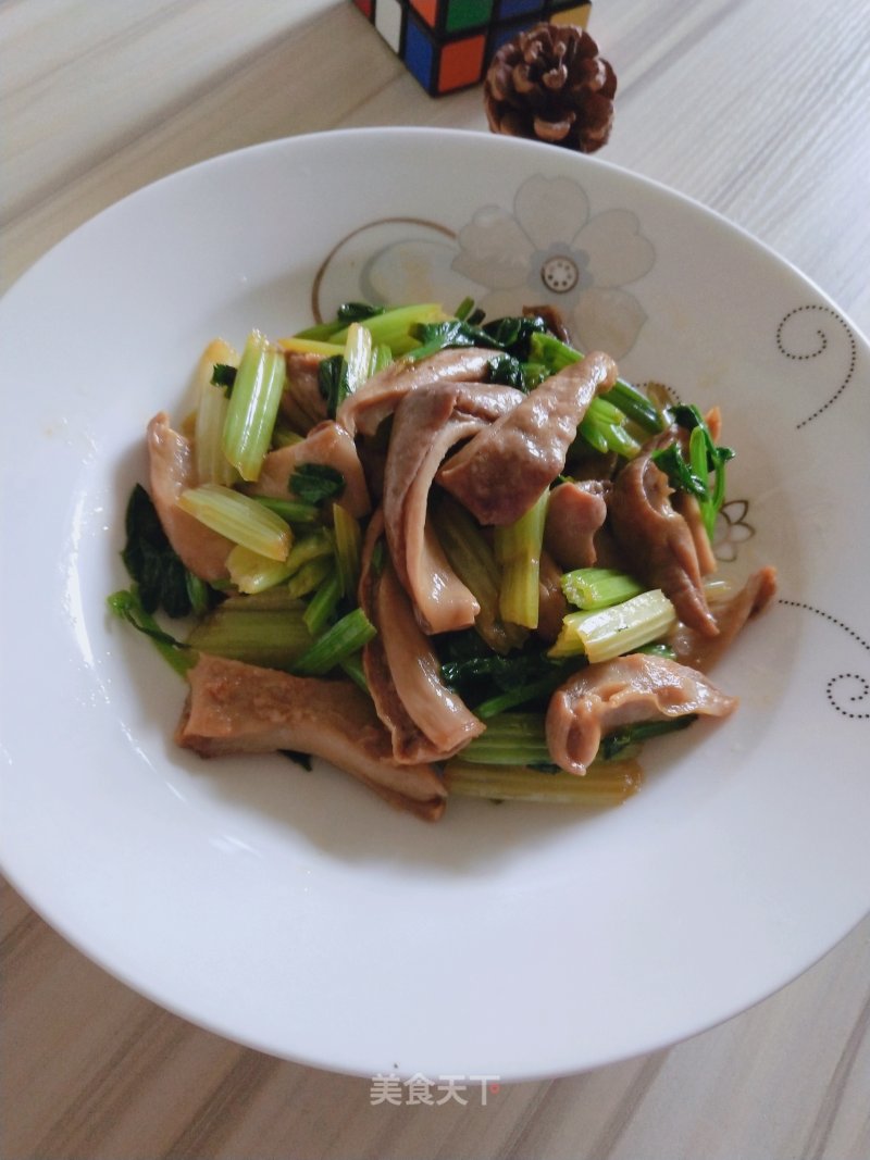 Stir-fried Pork Belly with Parsley recipe