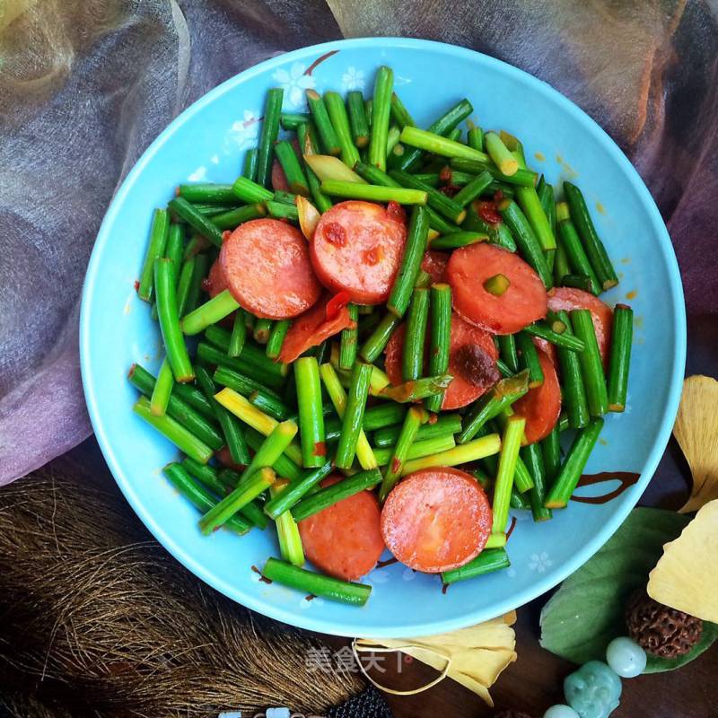 Sausage Fried with Garlic Moss recipe