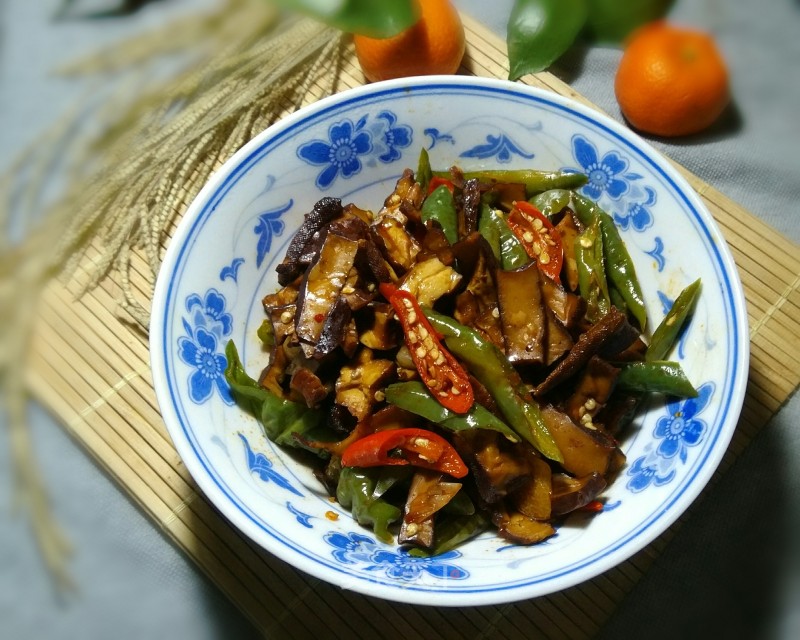 Double Pepper Stir-fried Wugang Braised Dry recipe