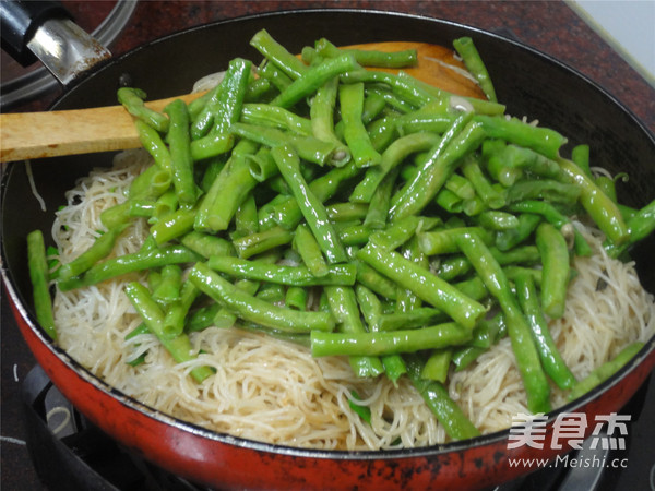 Fried Rice Noodles with Beans recipe