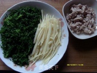 Stir-fried Shredded Pork with Shepherd's Purse and Winter Bamboo Shoots recipe