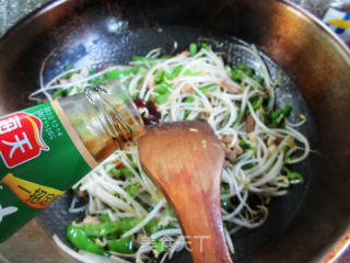 Stir-fried Mung Bean Sprouts with Shredded Pork and Wrinkled Pepper recipe