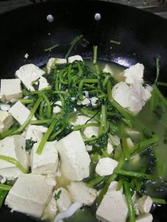 Garland Chrysanthemum Tofu Soup recipe