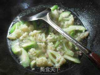 Loofah and Cauliflower Soup with Minced Meat recipe