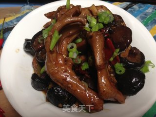 Braised Duck Feet with Beer and Shiitake Mushrooms recipe