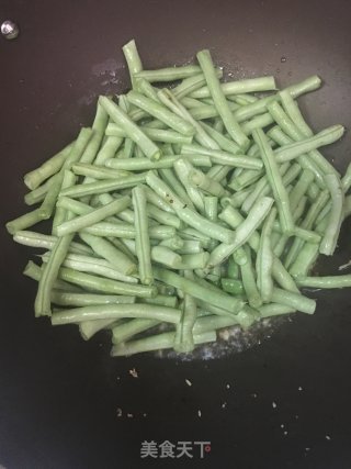 Stir-fried Beans with Garlic recipe