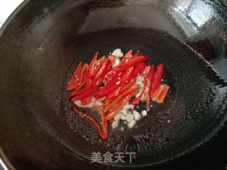 Stir-fried Eyebrow Shreds with Red Pepper recipe