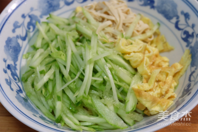 Cucumber and Egg Mixed with Tofu Shreds recipe