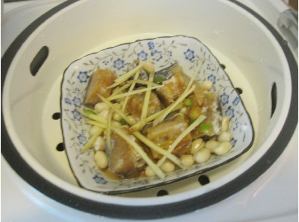 Steamed Dried Fish with Peanuts recipe