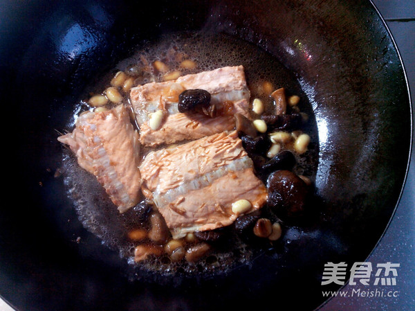 Salmon Steak Stewed with Soybeans recipe