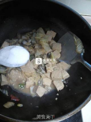 Frozen Tofu Stewed with Cabbage and Sea Oysters recipe