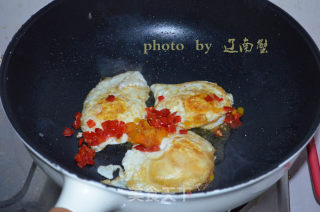 Fried Eggs with Chopped Peppers, So Popular and Easy to Eat recipe