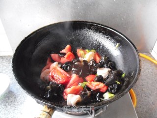 Stir-fried Shrimp with Fungus and Tomato recipe