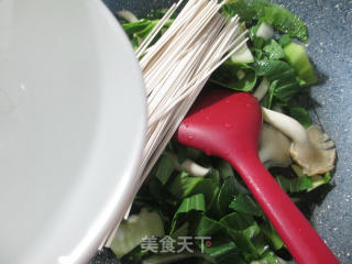 Soba Noodles with Mushroom and Green Vegetables recipe