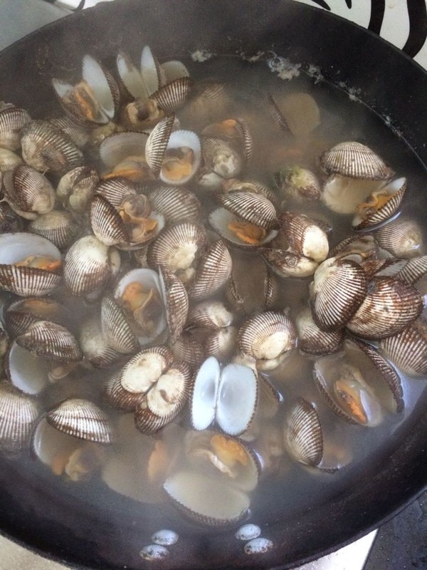 Hairy Clams Mixed with Spinach recipe