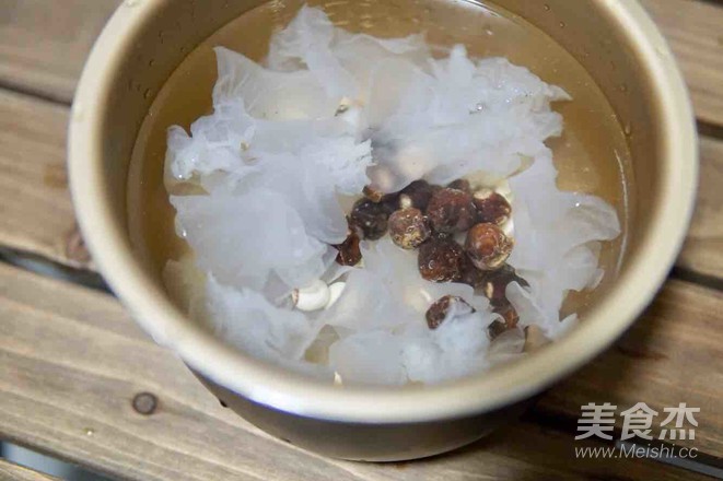 Sydney White Fungus and Lotus Seed Soup recipe