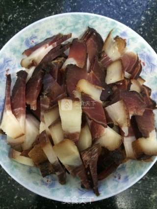 Stir-fried Artemisia with Smoked Meat recipe