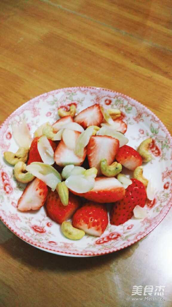 Cashew Strawberry Salad recipe