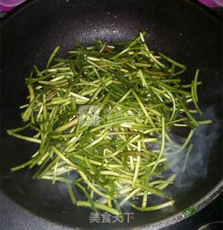 Stir-fried Bacon with Artemisia recipe