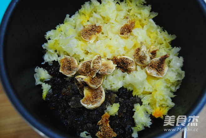 Fig and Peach Gum White Fungus Soup recipe