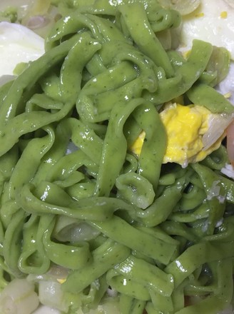 Spinach Noodles with Seafood and Egg recipe