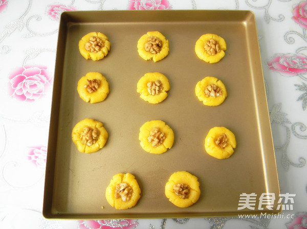 Mixed Noodles Walnut Crisp recipe