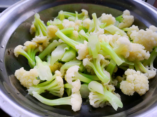 Bullishness-stir-fried Cauliflower with Beef recipe