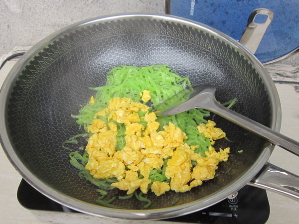 Scrambled Eggs with Lettuce recipe