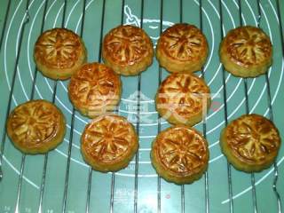 Cantonese Style Five-ren Scallop Mooncake recipe