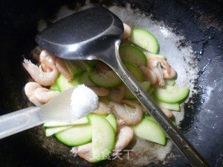 Stir-fried Zucchini with Jiangbai Shrimp recipe